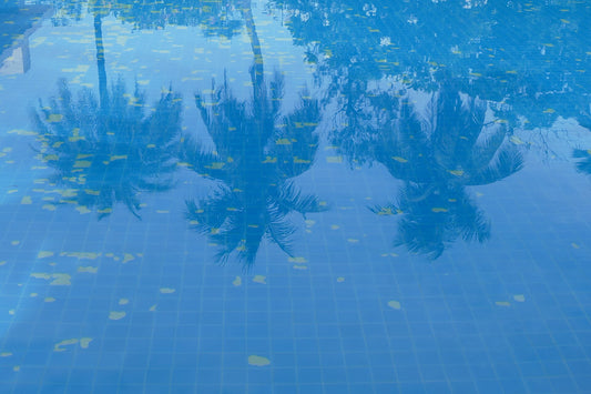 Robot de piscine sans fil à batterie dans un bassin